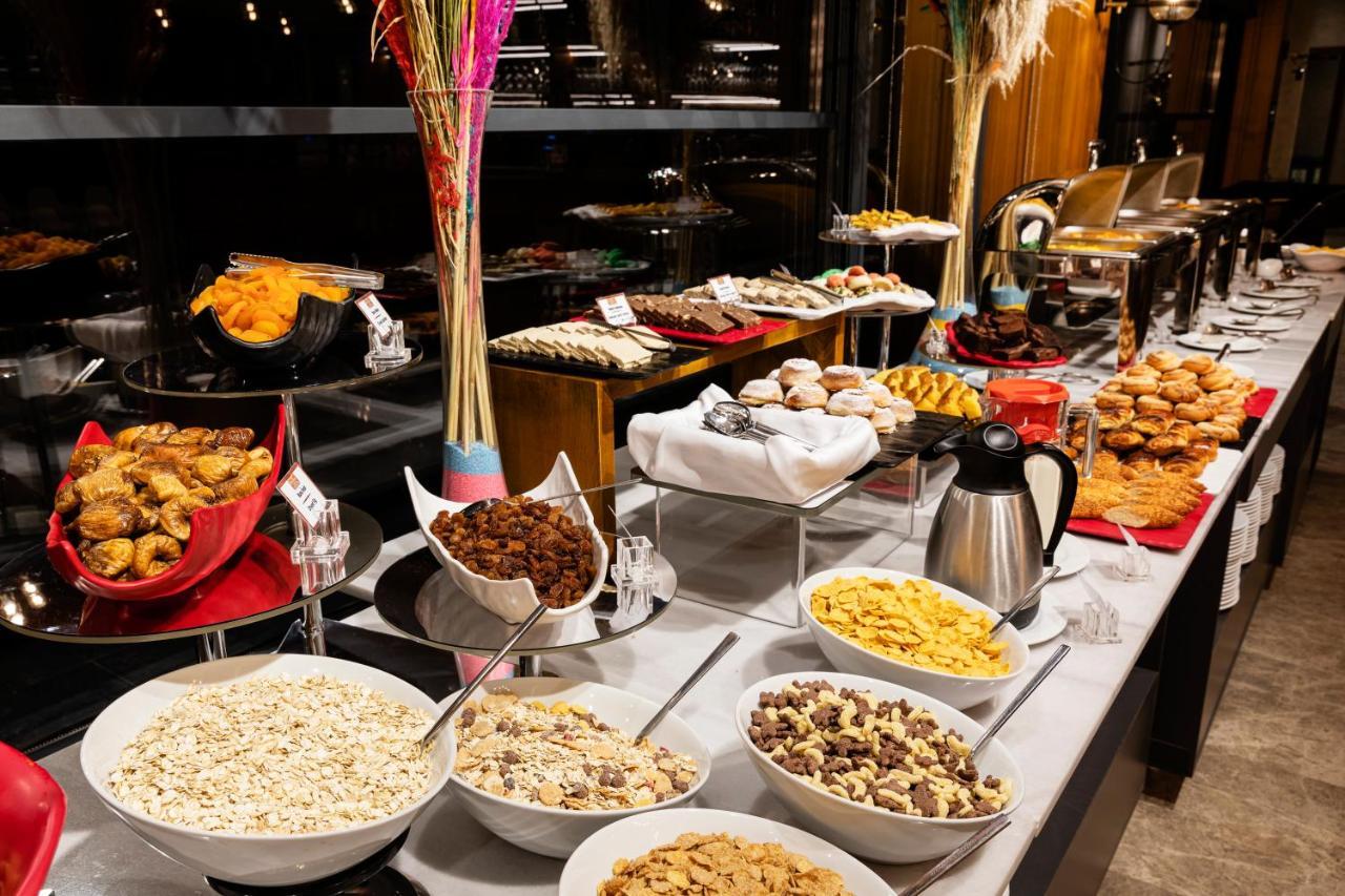 Demiray Hotel Old City Istanbul Eksteriør bilde A buffet at a hotel